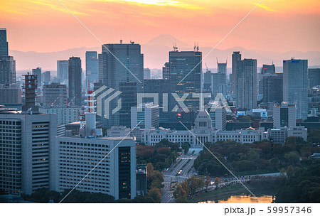 日本の東京都市景観 霞が関の官庁街などを望む(奥に富士山)=2019年11月10日撮影 日本の東京都市景観 霞が関の官庁街などを望む(奥に富士山)=2019年11月10日撮影 59957346