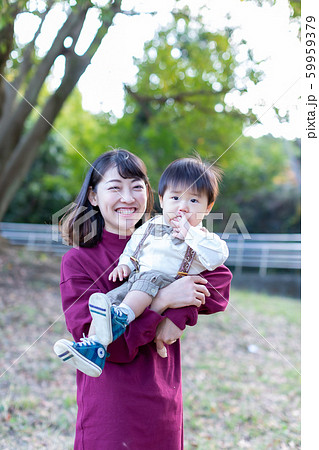 公園で遊ぶ親子 59959379