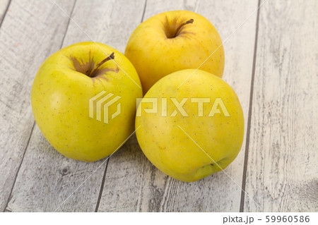 ripe yellow apples 18795255 PNG