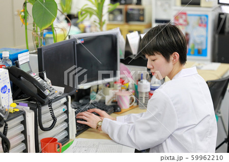 カルテの入力作業する診療情報管理士1 カルテの入力作業する診療情報管理士1 59962210