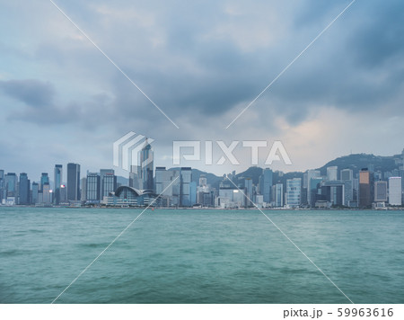 香港 ビクトリア・ハーバー 朝 曇天 Victoria Harbor, Hong Kong 59963616