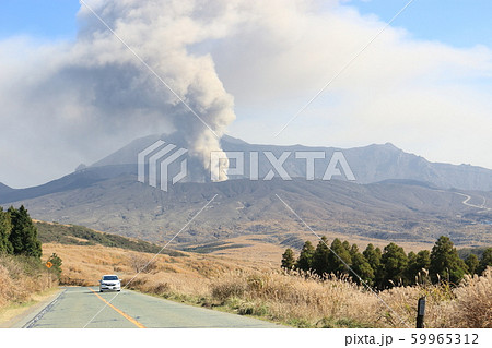 阿蘇山の噴煙とドライブウェイ（阿蘇パノラマライン） 59965312