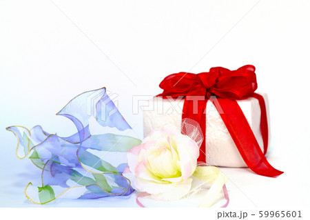 ギフトボックスと造花 59965601
