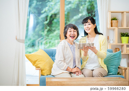 タブレット端末を操作する親子　母子　シニア女性　ミドル女性　2人 59966280
