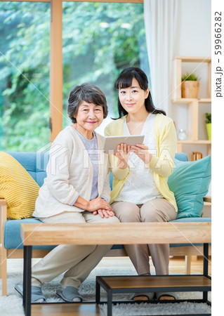 タブレット端末を操作する親子　母子　シニア女性　ミドル女性　2人 59966282
