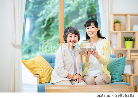 タブレット端末を操作する親子 母子 シニア女性 ミドル女性 2人 タブレット端末を操作する親子 母子 シニア女性 ミドル女性 2人 59966283