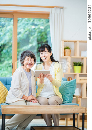 タブレット端末を操作する親子　母子　シニア女性　ミドル女性　2人 59966284
