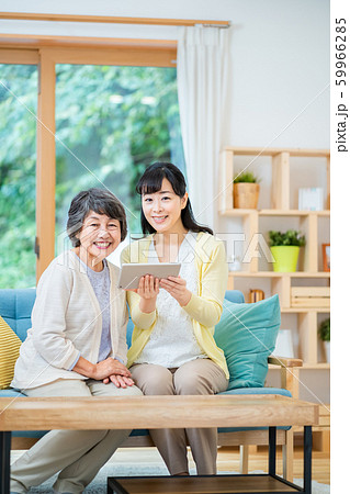 タブレット端末を操作する親子　母子　シニア女性　ミドル女性　2人 59966285