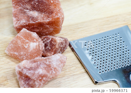 岩塩専用おろし金と岩塩 岩塩専用おろし金と岩塩 59966371