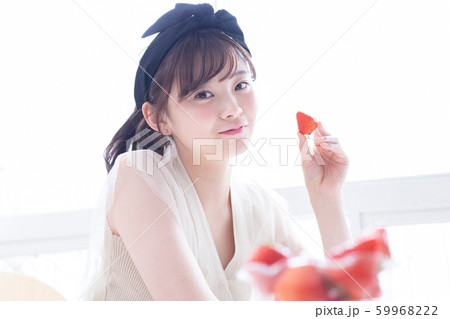 女性のポートレート　いちご 59968222