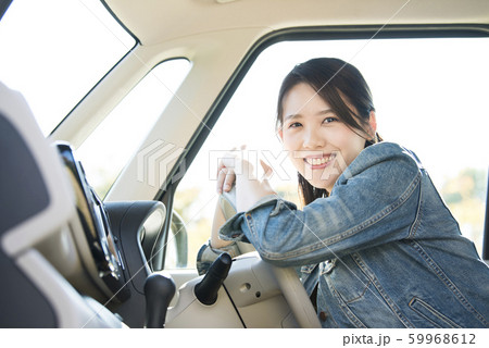 車の運転席の女性の写真素材