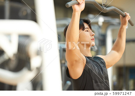 男性　フィットネス　筋トレ 59971247