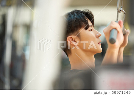 男性　フィットネス　筋トレ 59971249