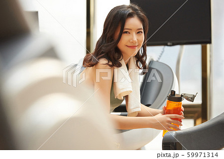 女性 フィットネス 水分補給 女性 フィットネス 水分補給 59971314