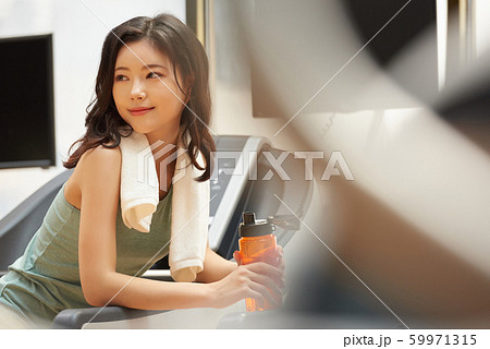 女性 フィットネス 水分補給 女性 フィットネス 水分補給 59971315