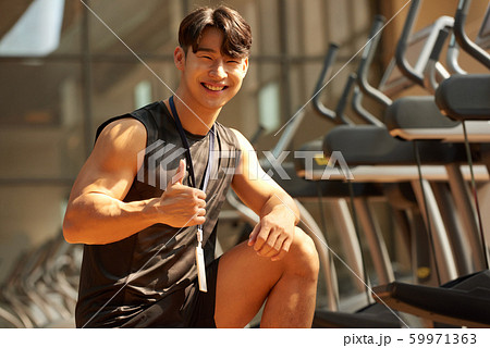 男性 フィットネス トレーナーの写真素材