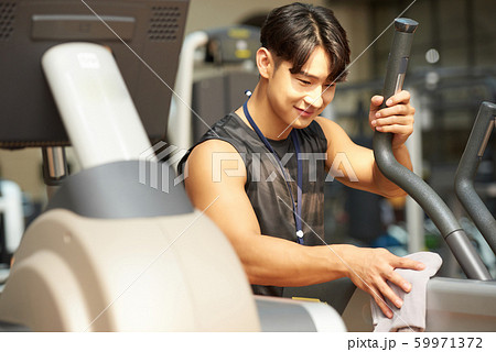 男性　スポーツジム　掃除 59971372