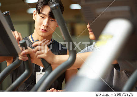 男性　フィットネス　トレーナー 59971379