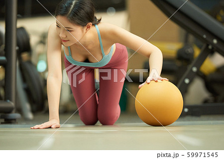女性　フィットネス　メディシンボール 59971545