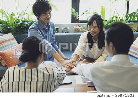 オフィスの若者 オフィスの若者 59971903