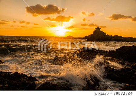 夕焼け 海 波 59972534
