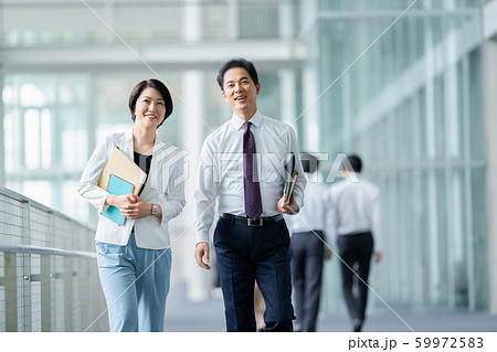 ビジネスイメージ　男性社員　女性社員　 59972583