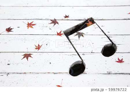 白木の上の紅葉と音符 白木の上の紅葉と音符 59976722