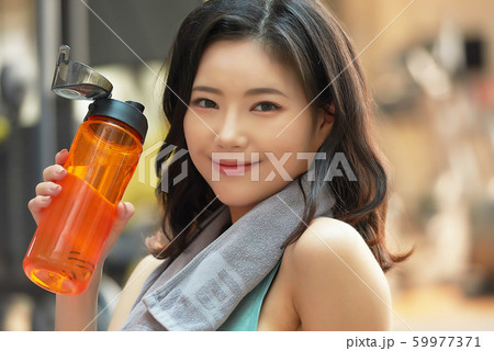 女性　フィットネス　水分補給 59977371