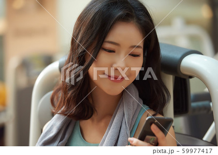 女性　フィットネス　スマホ 59977417