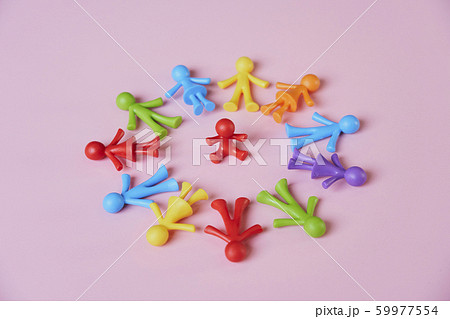 カラフルな人形 丸 ピンク カラフルな人形 丸 ピンク 59977554