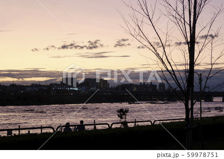 台風一過の多摩川を散歩する人 59978751