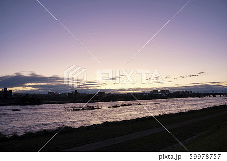 台風一過の美しい夕焼け　多摩川河川敷 59978757