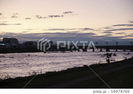 台風一過の美しい夕焼け 多摩川河川敷 台風一過の美しい夕焼け 多摩川河川敷 59978760