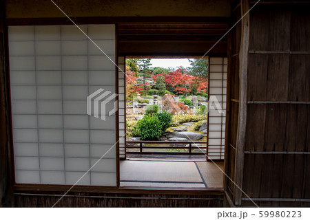 三重県　桑名　諸戸氏庭園の秋の一般公開　紅葉の庭　東屋からの眺め 59980223