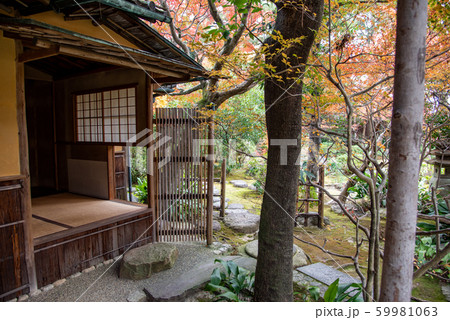 三重県　桑名　諸戸氏庭園の秋の一般公開　紅葉の庭　江戸時代の茶室　推敲亭 59981063