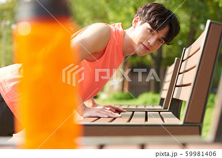 男性 スポーツ 公園 男性 スポーツ 公園 59981406