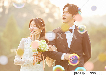 カップル　結婚　ガーデン 59981558