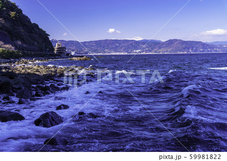 (静岡県)伊東の海岸線 富士山遠望 (静岡県)伊東の海岸線 富士山遠望 59981822