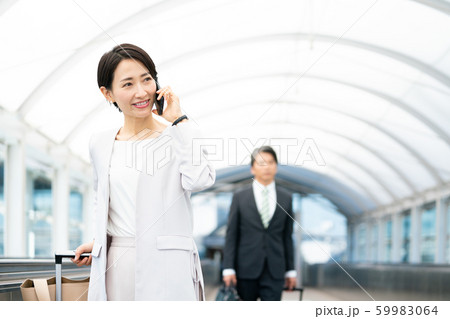 ビジネスウーマン　スマホ　電話　話す 59983064