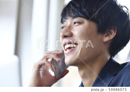 スマートフォンで通話する若い男性 横顔 アップ スマートフォンで通話する若い男性 横顔 アップ 59986073