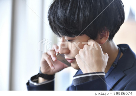 スマートフォンで通話する若い男性 横顔 アップ スマートフォンで通話する若い男性 横顔 アップ 59986074
