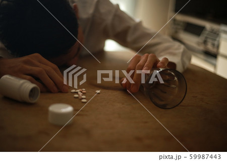 薬物多量摂取　イメージ 59987443