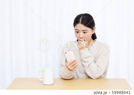 30代女性　スマホ 59988041