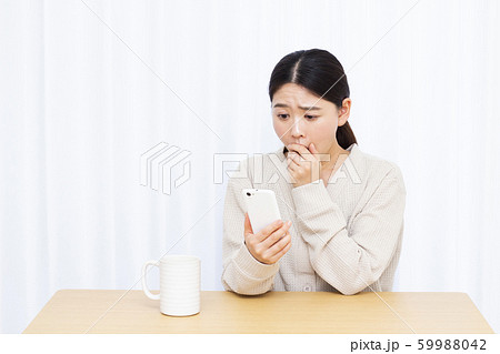 30代女性　スマホ 59988042