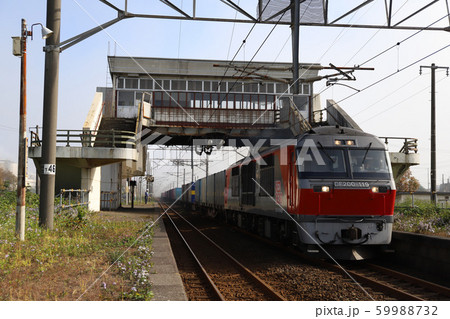 JR室蘭本線北吉原駅を通過する貨物列車 59988732