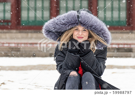 外 冬 女性 59988797