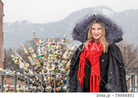 外 冬 女性 59988801