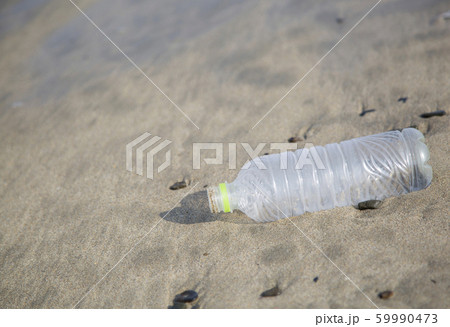 海洋汚染　ペットボトル　マイクロプラスチック 59990473