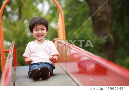 遊ぶ男の子 59991424