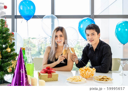 Attractive young man and woman celebrate Christmas 59995657